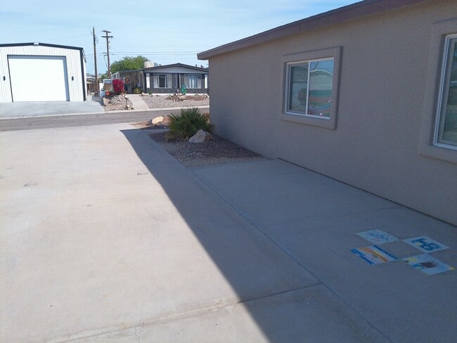 Building Photo - Spacious 4 bedroom 2 bath Double wide Available short term or long term