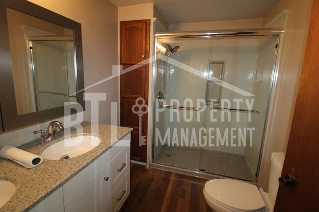 Building Photo - Charming 2 Bedroom Home - Minutes from the...