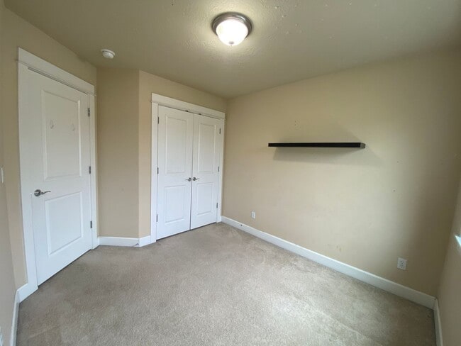 Building Photo - 3 Bedroom Home for Rent in Hood River