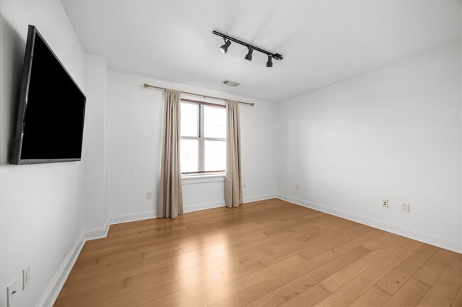 Building Photo - 618 N Boylan Ave