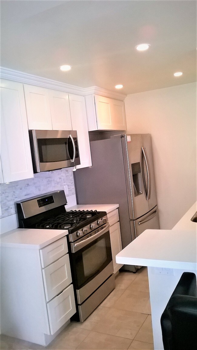 Kitchen - 1040 N Gardner St