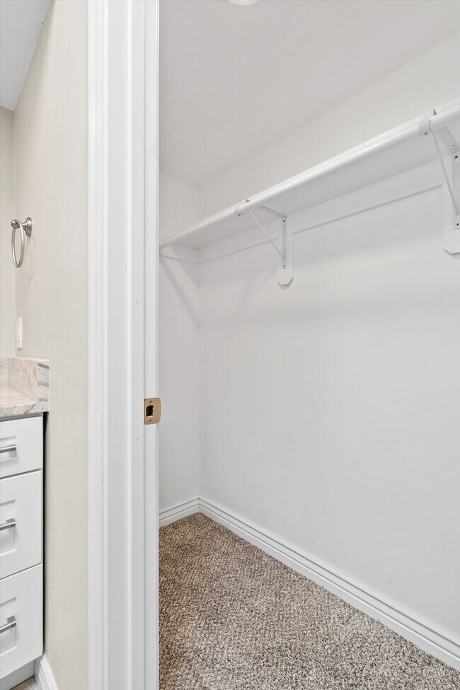 Building Photo - Charming home located in Indian Ridge Esta...