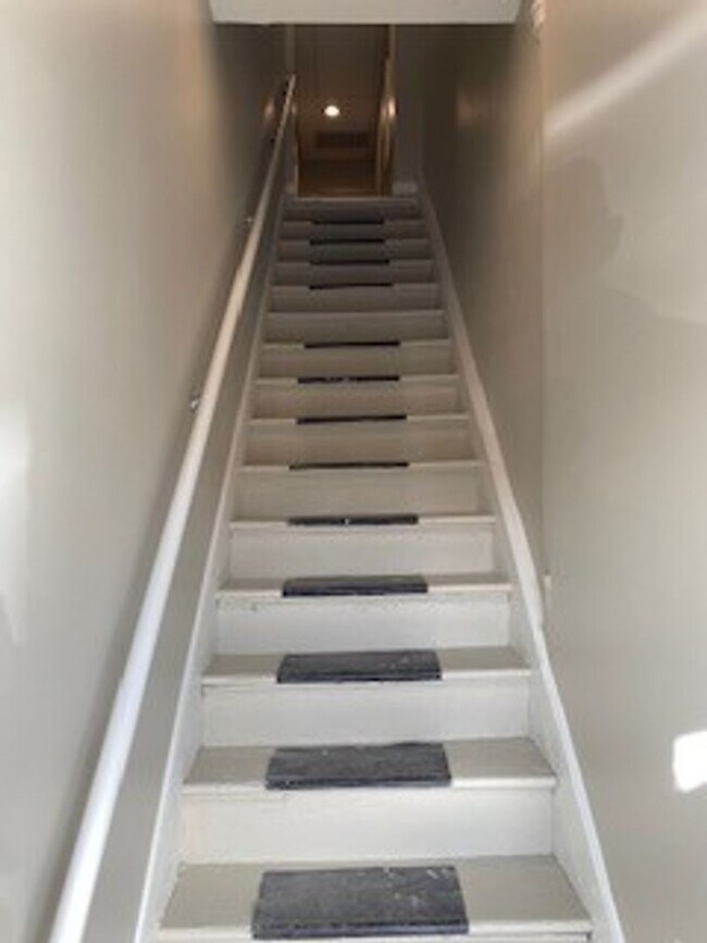 Building Photo - 123 E 9th St