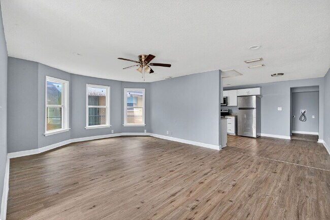 Building Photo - Location, Location, location! Large 3 Bedroom, 2 Bathroom Home for rent. This home has recently b...