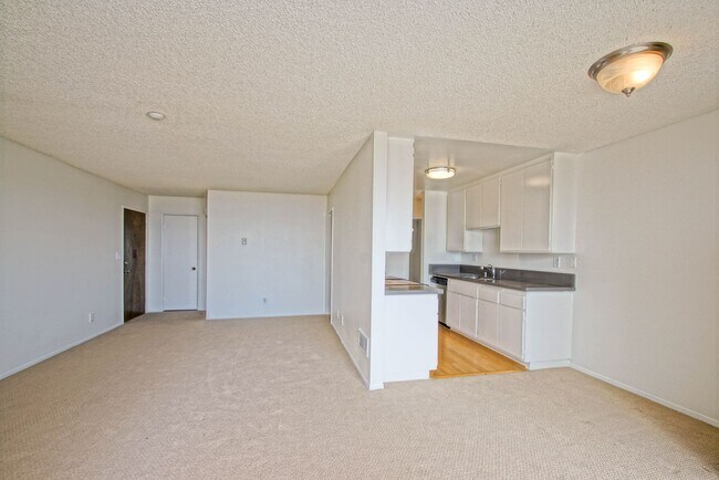 Building Photo - 2BR/2BA Condo with Stunning Ocean Views & ...