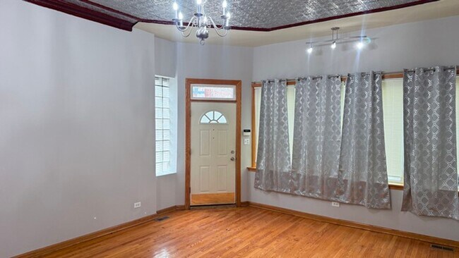 Building Photo - 1086 N Marshfield Ave