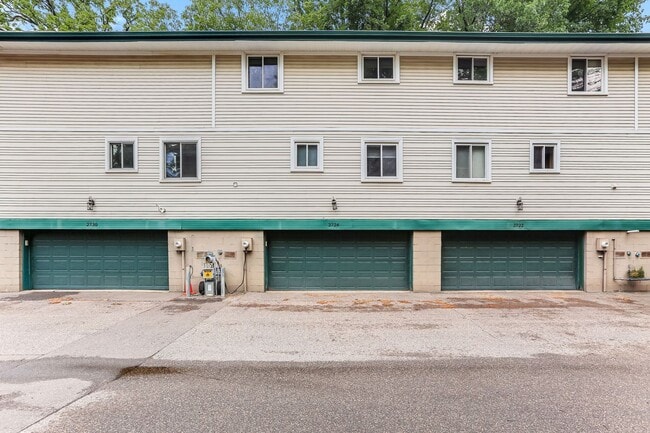 Building Photo - 2 Bedroom Condo in charming Plymouth neigh...