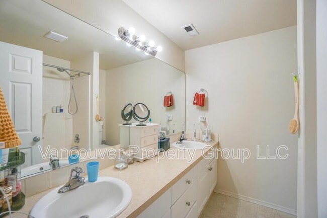 Building Photo - 6001 NE 33rd Cir