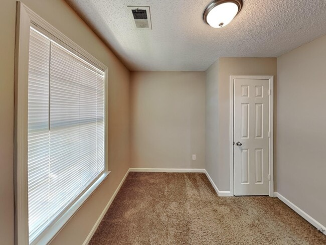 Building Photo - 5913 Sycamore Manor Cove
