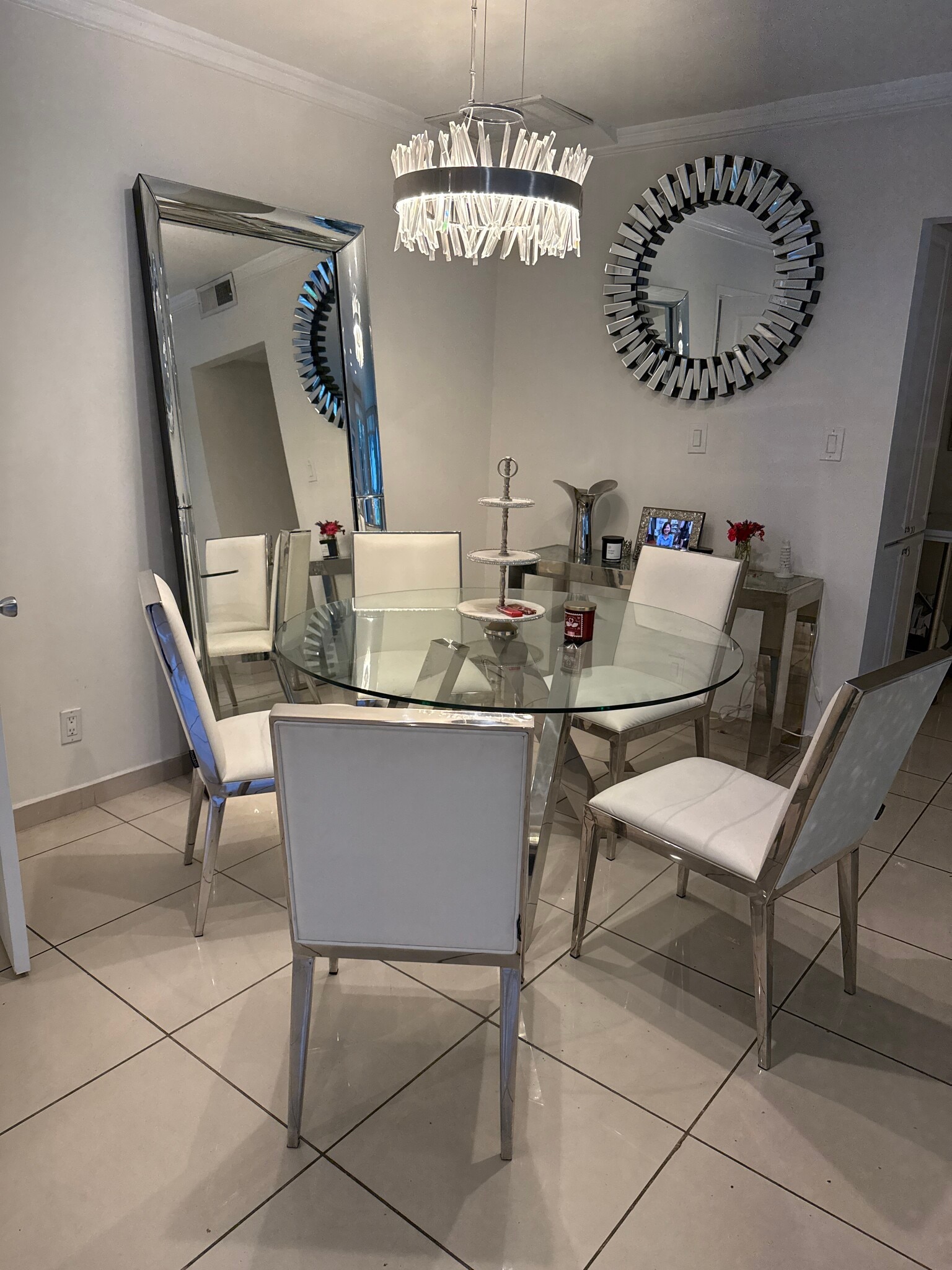 Dining room with mirror - 248 S Doheny Dr