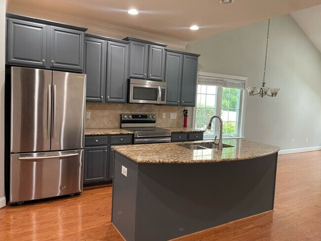 Building Photo - ***** READY TO MOVE IN *****