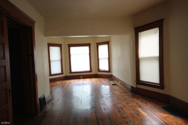 Building Photo - 5 br, 2 bath House - 615 Village St