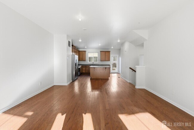 Building Photo - 6 Bond St