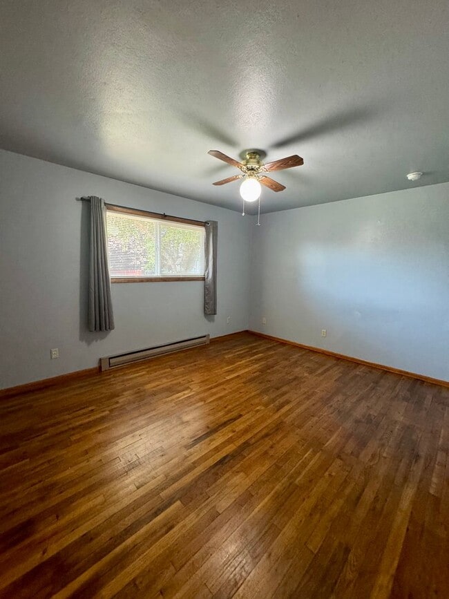 Building Photo - Renovated 2 bed 1 bath duplex near town ce...