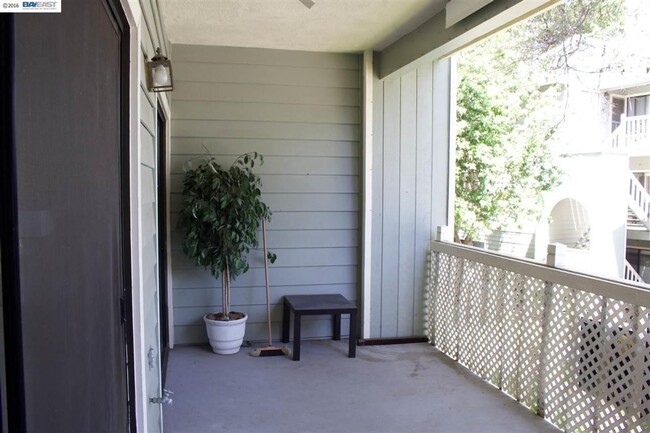 Building Photo - $2990 / 2 BR GORGEOUS REMODELED MEADOWBROO...