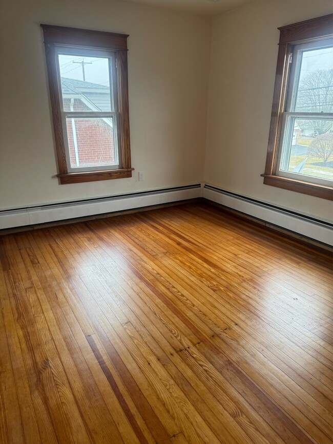 Building Photo - 549 E King St