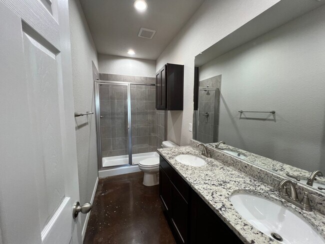 Building Photo - Beautiful Duplex in Seguin!