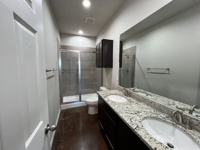 Building Photo - Luxury 3/2 Duplex in Seguin, Texas