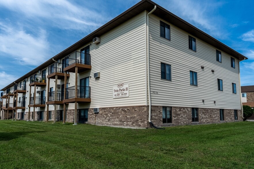 Fargo, ND Twin Parks Apartments | Exterior - Twin Parks