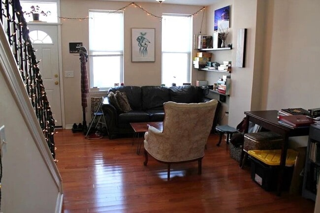 Building Photo - Gorgeous 2-Bedroom Townhome in the Heart o...