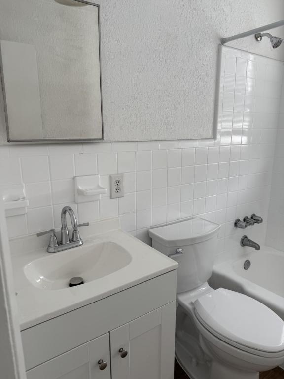 Building Photo - 4121 NE 22nd Ave