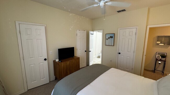 Building Photo - Unfurnished Annual Rental Available 1/1/26