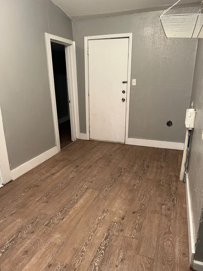 Building Photo - Large 4 Bedrooms 2 Bathrooms