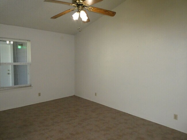 Building Photo - 8705 Pineridge Dr