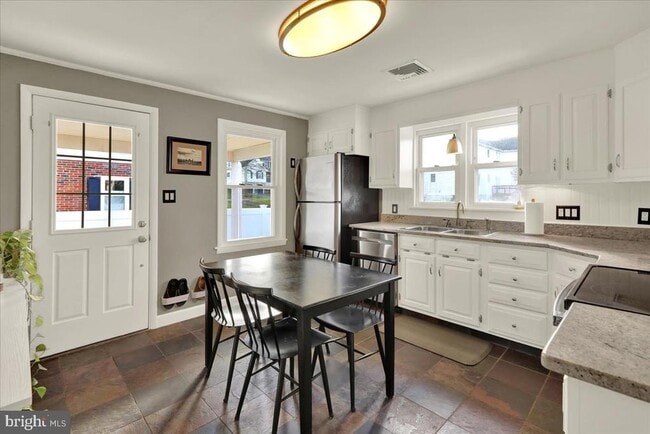 Building Photo - 88 E College Ave