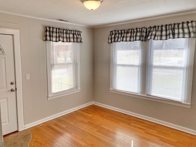 Building Photo - 2 bd. 1 bath  home : 786 sq. ft-  Kingsport