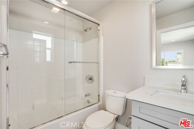 Building Photo - 1821 S New England St