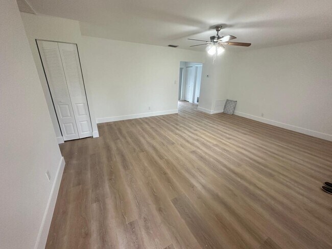 Building Photo - 9618 Saddlebrook Dr