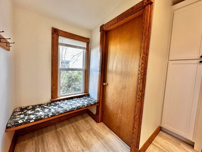 Building Photo - 1008 Giles St