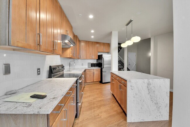 Building Photo - $3,100 - 2 Bed, 2 Bath Lofted Condo in Den...