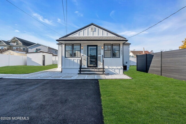 Building Photo - 1807 Laurel Terrace