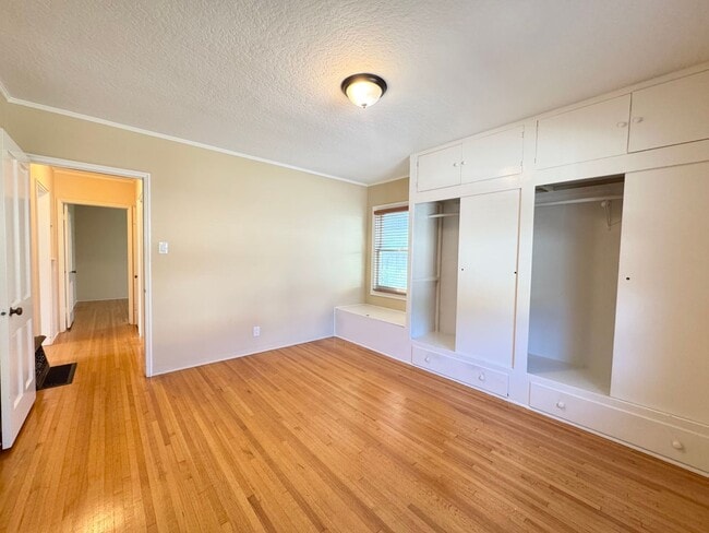 Building Photo - Naples Island Gem!