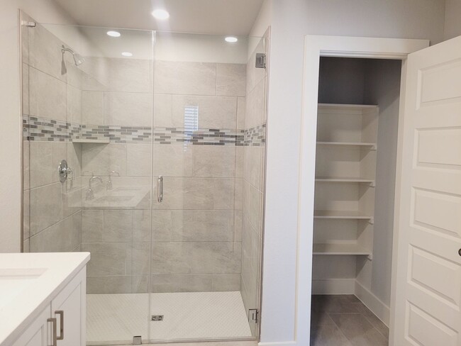 Building Photo - Beautiful SFH Available For Rent! Located ...