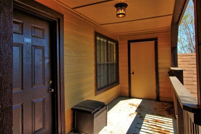 Building Photo - Nice 1 bed/ 1 bath second-floor condo at Lakewood Park Condominium