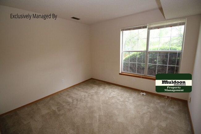 Building Photo - Comfortable Townhome!