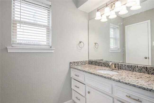Building Photo - 2808 Golfing Green Dr