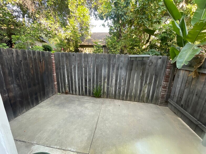 Building Photo - 215 W Lemon Ave