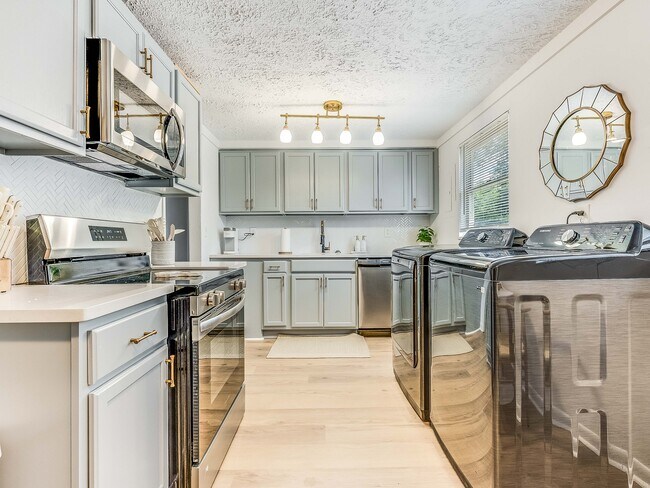 Building Photo - DeLesseps Furnished Apartment