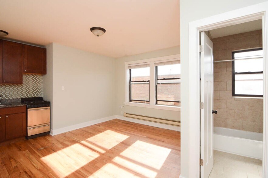 Building Photo - 4349 N Damen