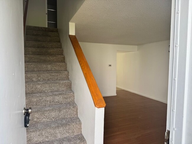 Building Photo - 2 BEDROOM TOWNHOME NEAR NORTH MEDFORD HIGH...