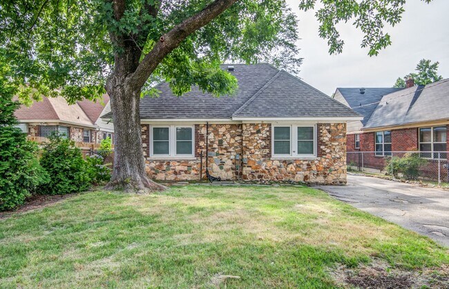 Building Photo - Live Stylishly. Live Comfortably. Live Memphis