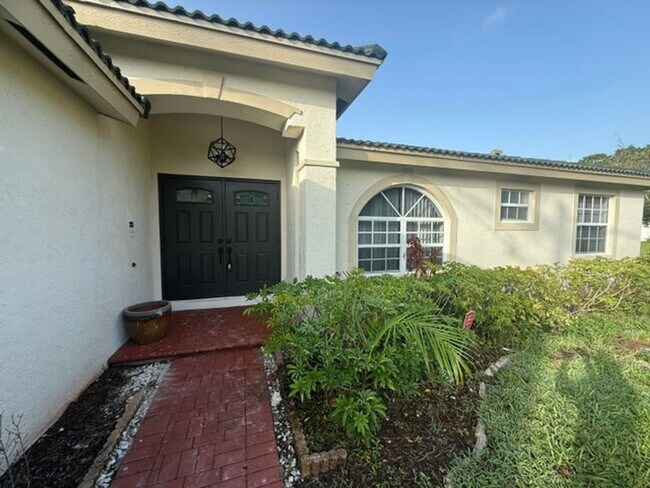 Building Photo - 100 Cocoplum Cir
