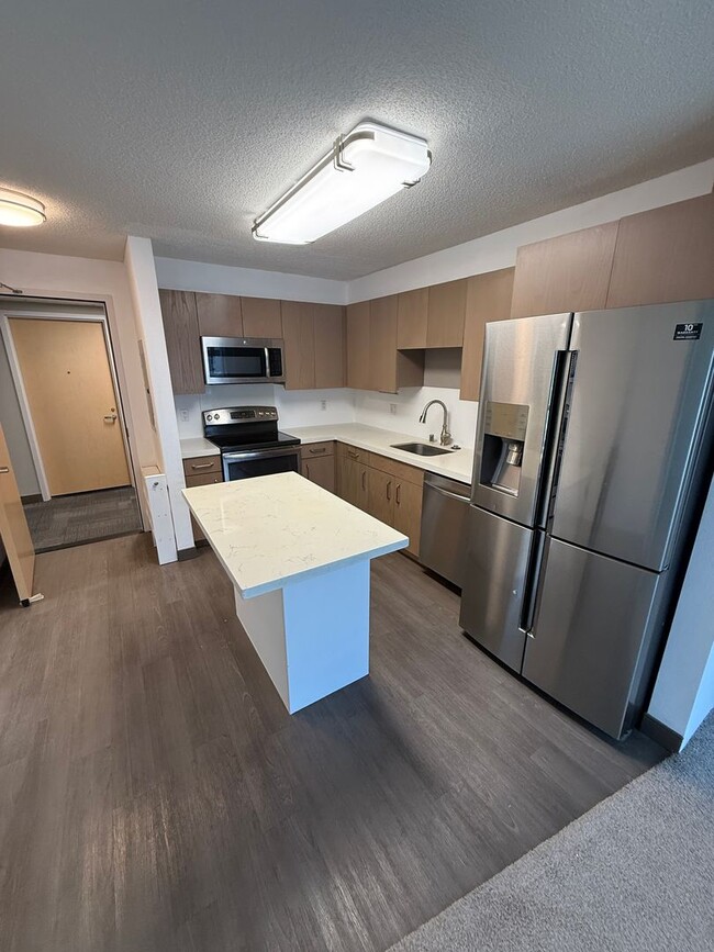 Building Photo - Modern 2 Bed / 2 Bath Condo with Top Ameni...
