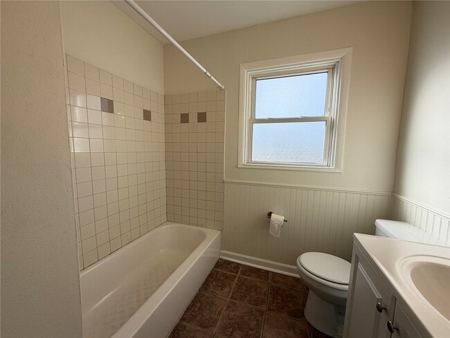 Building Photo - 854 Loekes Dr