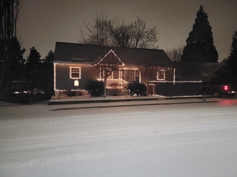 Building Photo - 8385 SW Avery St