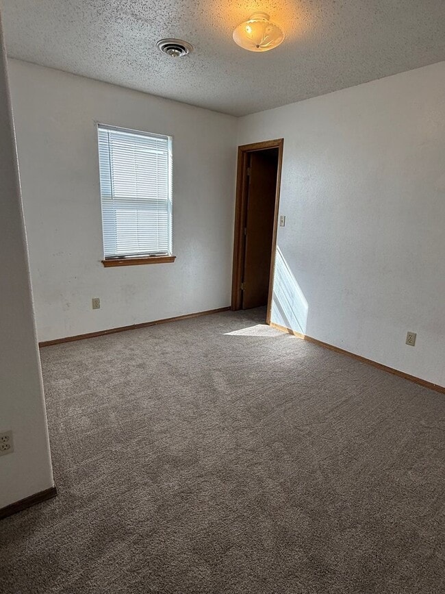 Building Photo - Convenient Location